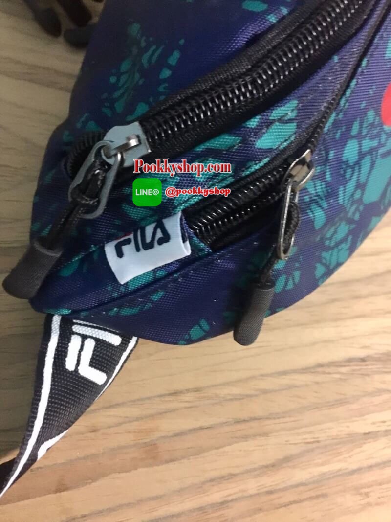 FILA Waist Bag.. รับซัมเมอร์ด้วยลวดลายเกร๋ๆ กระเป๋าคาดอกคาดเอว FILA แบรนด์ฮิตที่ไม่เคยตกเทรน มาให้สะพายกันก่อนใคร ด้วยดีไซต์ลวดลายที่แมทกันอย่างลงตัว ด้านหน้าสกรีนแบรนด์ วัสดุNYLON 100% เคลื่อบเงาอีก 1 ชั้น กันน้ำได้ในระดับหนึ่ง.. เปิดปิดด้วยซิปยาว จุของไ
