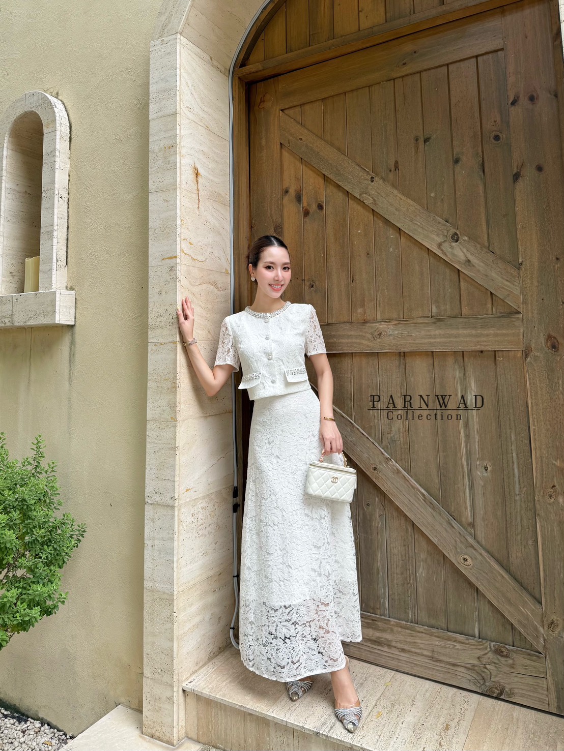 ชุดเซทแฟชั่น Set เสื้อลูกไม้เนื้อนิ่มกระดุมหน้าแต่งเลื่อมสีเงินที่คอและกระเป๋า มาพร้อมกับกระโปรงลูกไม้เอวสูง