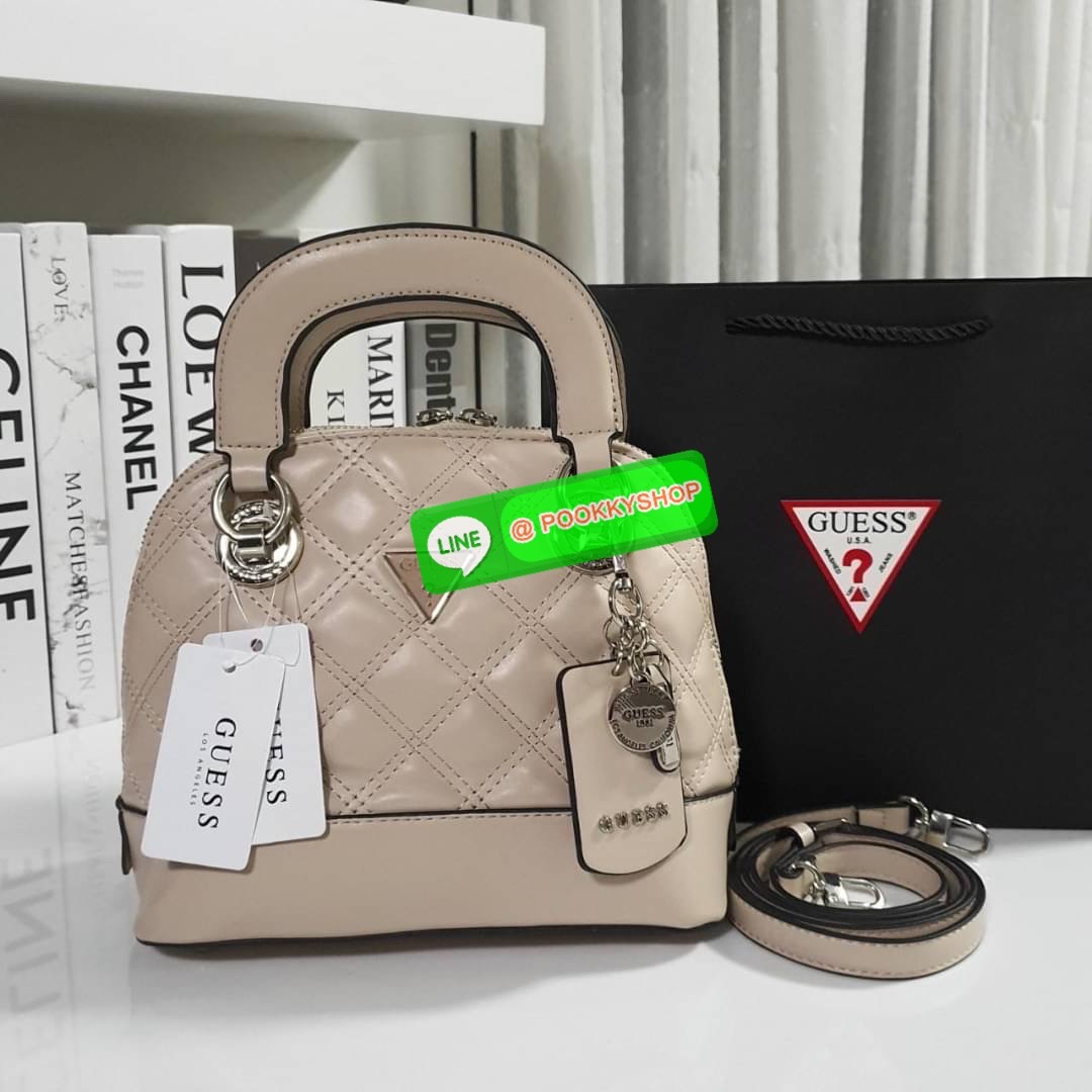 NEW ARRIVALS!! ✨ กระเป๋าถือทรงหรู GUESS CESSILY SMALL DOME SATCHEL HANDBAG วัสดุหนังสังเคราะห์นิ่มมืออะไหล่เงินทั้งใบ มีพวงกุญแจกิมมิคแบรนด์ประดับด้านหน้า เปิดปิดด้านซิปยาว ด้านในใส่กระเป๋าสตางค์ใบกลาง มือถือ ได้สะดวก พร้อมช่องซิป+ช่องใส่ของแยกให้