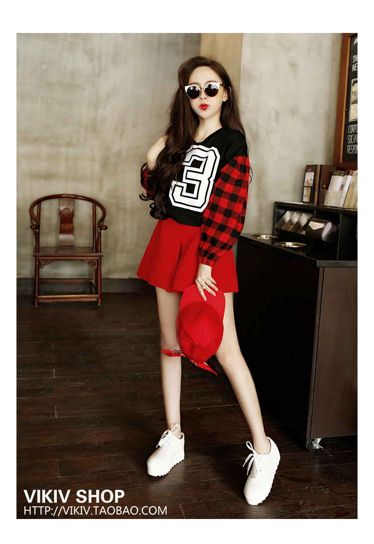 เสื้อแขนยาวสีดำพิมพ์หน้าอกเบอร์13 ตัดต่อแขนลายสก๊อต+กระโปรง สีแดง