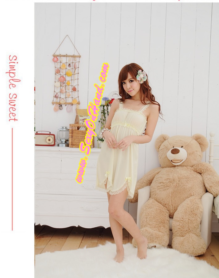ชุดนอน คุณหนู ขุดนอนกระโปรง ชุดนอนสายเดี่ยวแฟชั่น สีเหลืองอ่อน เนื้อผ้ายืด Cottonผสม สเปนเด็กซ์ (Spandex) อย่างดี แบบชุดน่ารัก ใสๆหวานๆ แต่งเว้าชายพร้อมติดขอบระบาย เนื้อผ้ามีน้ำหนัก ทิ้งตัว นุ่มลื่น สวมใส่เย็นสบาย แบบชุดคุณหนูลุคหวานมากๆเลยคะ