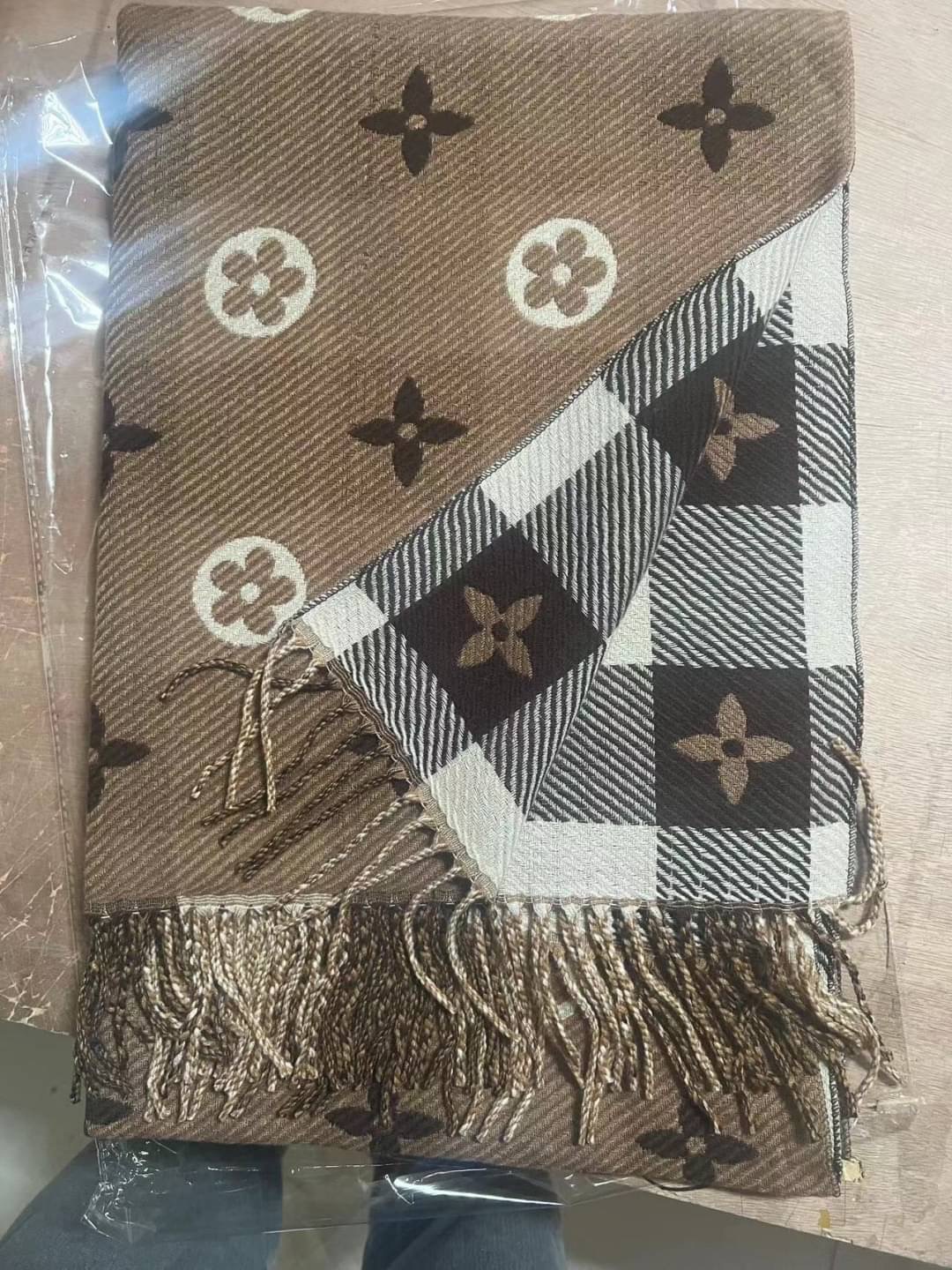 พร้อมส่ง ผ้าคลุมไหล่ งาน LV สวยมาก เป็นได้ทั้งผ้าพันคอ ผ้าคลุมไหล่ ผ้าห่ม งานหนา งานดี ต้องมี