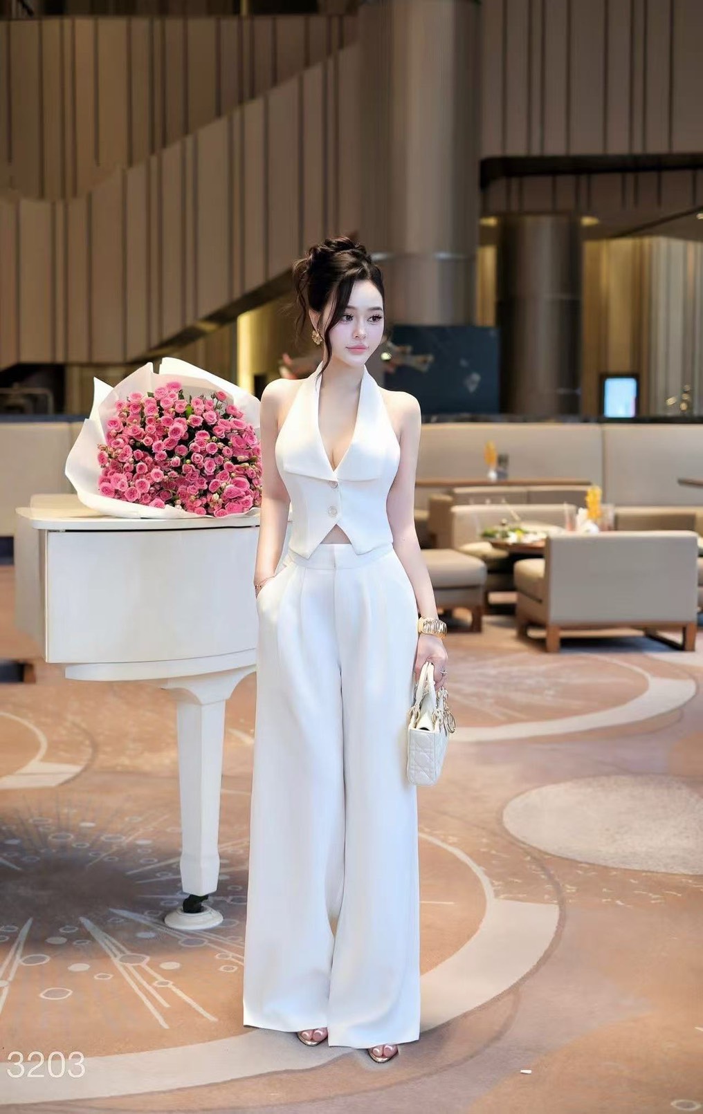 ชุดเซทแฟชั่น Set 2 ชิ้นสีขาวทั้งชุด ตัวเสื้อคล้องคอ ทรงเข้ารูปมีกระดุมหน้าใช้งานได้จริง