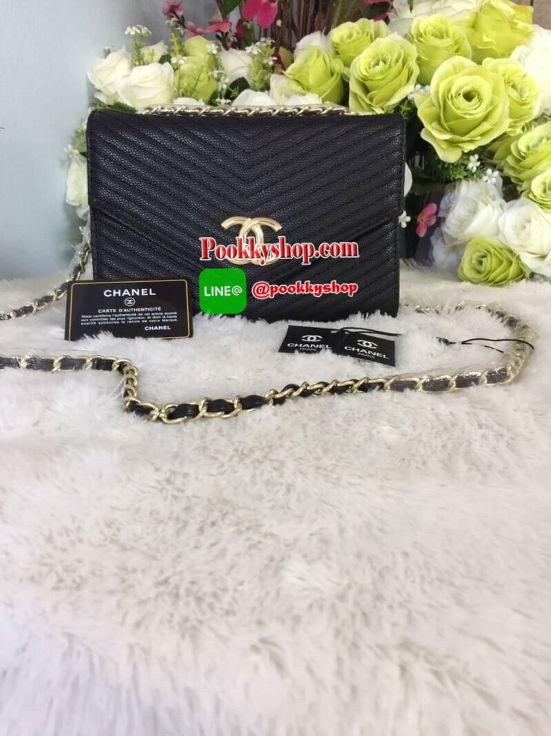 Chanel รุ่น Limited edition .. วัสดุหนังคาเวียเนื้อหนานุ่มลายตัวV คุณภาพดีแบบฉบับChanel ขนาดกำลังดี น้ำหนักเบา ด้านหน้ามีโลโก้ อะไหล่ทอง หรู ด้านหลังปั้มรูปโลโก้นูน สวยมากๆ เปิดปิดด้วยฝาปิดกระดุม ด้านในมีช่องใส่บัตรได้หลายใบ และมีช่องชิปใส่ของจุกจิกได้ ตั