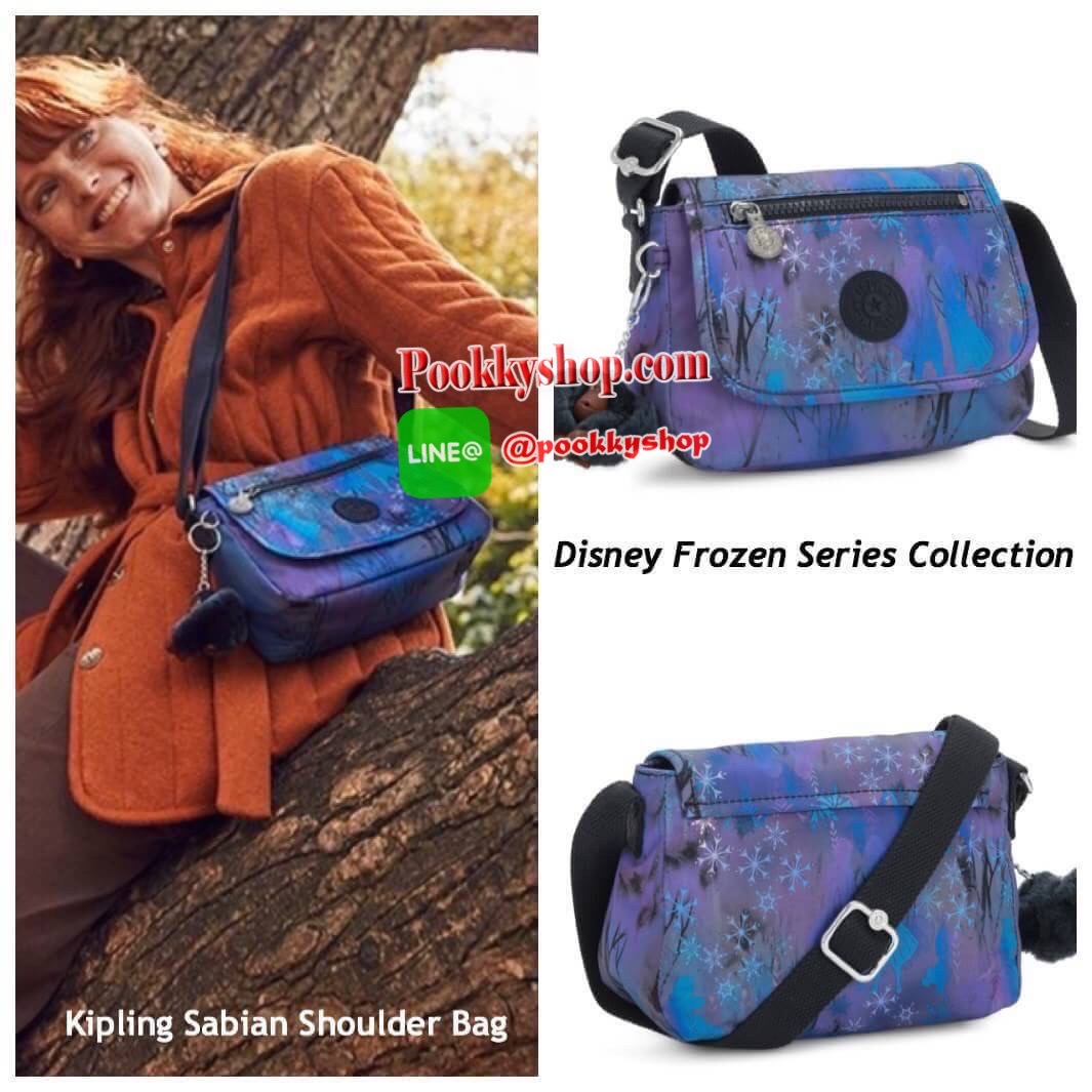 Kipling Sabian Shoulder Bag จาก Disney Frozen Series Collection วัสดุ Polyester ทรงครอสบอดี้ สไตล์สุดฮิตกับการใช้งานที่ง่าย หยิบจับของได้อย่างสะดวกสบาย เปิดปิดด้วยกระดุมแม่เหล็กและซิปด้านใน เพิ่อความปลอดภัย ลายผ้าบุด้านในดูมีดีเทล สายสะพายปรับได้ฟรีไซส์ ป