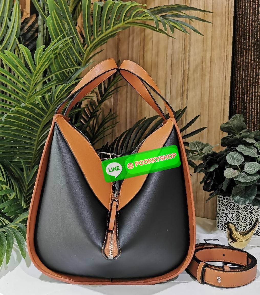 ✴️ห้ามพลาด!✴️LOEWE HANDLE & SHOULDER BAG VIP GIFT WITH PURCHASE (GWP) กระเป๋าถือหรือสะพายหนังแท้พรีเมี่ยมกิ๊ฟ Limited จาก LOEWE PERFUME DUTYFREE รุ่น Rare items สุดๆวัสดุหนังแท้ Calfskin หนังสวยดีไซน์มีเอกลักษณ์ ใบใหญ่กำลังดี น้ำหนักเบา ด้าน