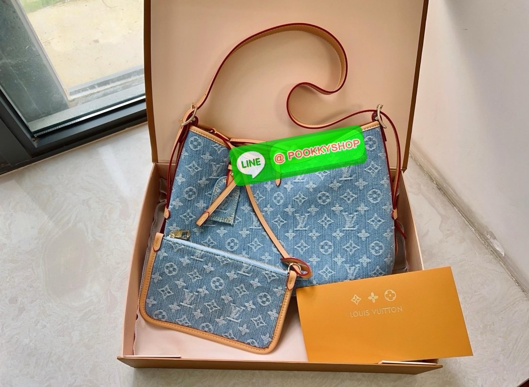 NEW ARRIVAL! ไม่ต้องตามหาแล้วจ้าา มีมาพร้อมส่งแล้ว ใหม่ล่าสุด LOUIS VUITTON CARRYALL PM DENIM BAG ((vip gift duty free ตปท)) 🔖พร้อมส่ง! สีใหม่คือสวยมากๆ วัสดุเดนิม((ยีนส์)) อย่างดี ทอลายแบรนด์นูนทั้งใบ ตัดขอบหนังแท้ค่ะ
