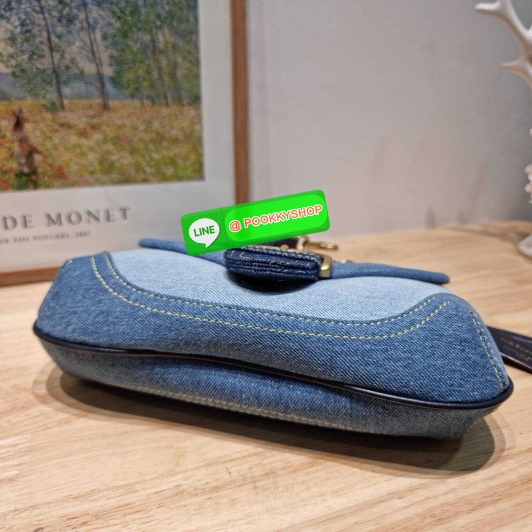 COACH CR737 SOHO BAG IN REPURPOSED DENIM 🔅 Details เลิกสวยแซ่บกี่โมงคะคุณน้า! ไอเท็มให้พาใจสั่นมาอีกแล้ว! กับกระเป๋าสะพายไหล่สไตล์วินเทจ ที่ยังคงแมสและฮอตมาก ด้วยรูปทรงที่ใช้งานง่าย ไม่เกะกะ แต่มีความเรียบหรูในตัว กระเป๋าปิดด้วยกระดุมแม่เหล็ก ภายใ