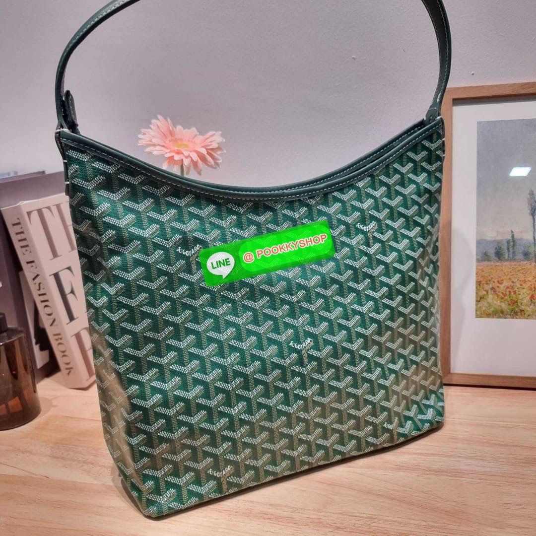 GOYARD BOHEME HOBO BAG ใหม่สุดคุ้ม กับกระเป๋าสะพายทรงโฮโบ ใบใหญ่จุใจ!! มาครบสีขายดี เลิศทุกสี รูปทรงคลาสสิค ดีไซน์เป็นเอกลักษณ์ วัสดุหนังแคนวาสพิมพ์ลายสวยคม ปากกระเป๋ามีซิปเปิด-ปิดกันของหล่นได้ ภายในโล่งกว้างมาก มาพร้อมสายคล้องในตัว ทนทาน สะพายสวยๆได้ทุกว