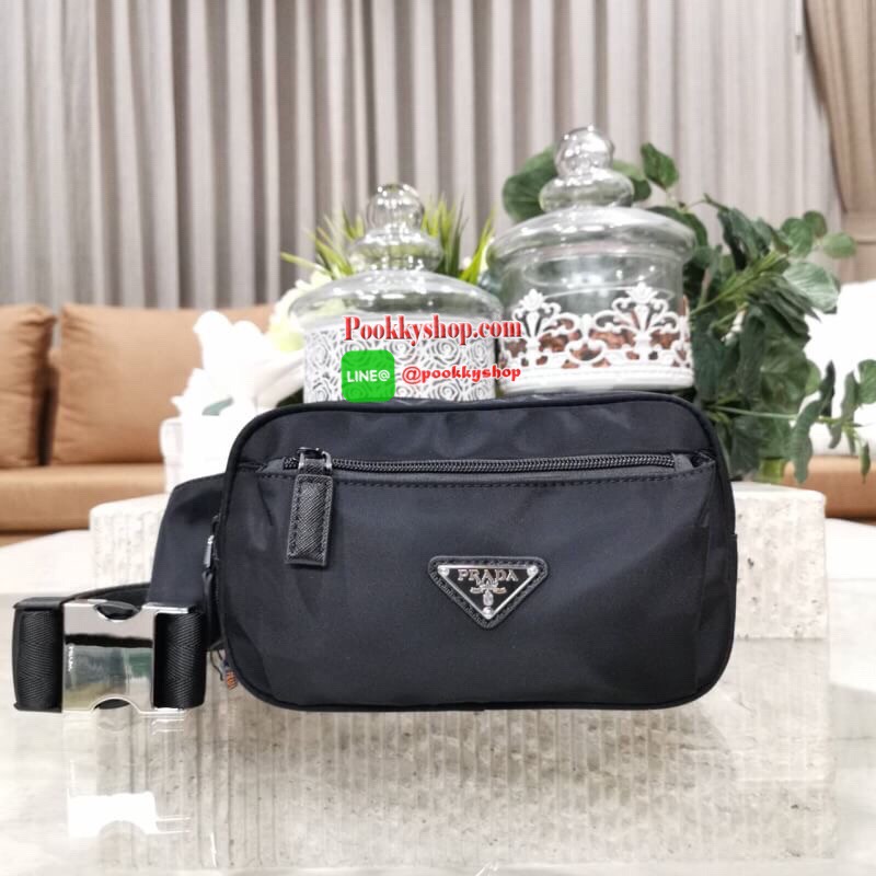 NEW! PRADA NYLON MINI WAIST BAG GIFT WITH PURCHASE (GWP) Limited edition กระเป๋าพรีเมี่ยมกิ๊ฟจากเคาน์เตอร์แบรนด์ต่างประเทศ วัสดุ Nylon เนื้อหนา ด้านหน้ามีโลโก้แบรนด์และช่องซิป เปิดปิดด้วยซิปสะดวกใช้ ภายใน Polyester 100% มีโลโก้ สายคาดเอวหรือคาดอกสามารถเลื