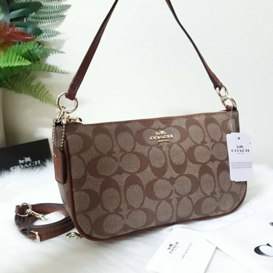 ขายดี Coach Messico Top Handle Pouch In Signature Coated Canvas กระเป๋าหิ้ว/คล้องไหล่/สะพายข้าง ขนาดเหมาะ ดีไซน์สวยน่ารัก ผลิตจากวัสดุคุณภาพดี แข็งแรงทนทานน้ำหนักเบา ภายในบุผ้าสวยงามเรียบร้อย 1 ช่องอเนกประสงค์ ซิปโลหะสีทองสวยงาม สายสะพายถอดและปรับความยาวไ