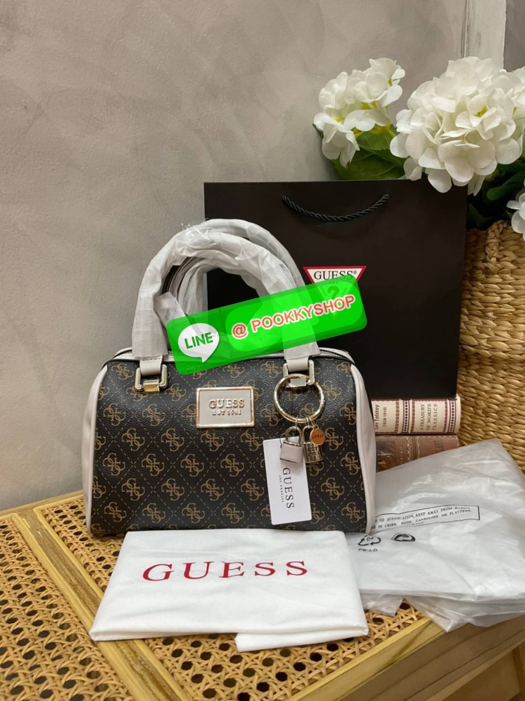 Guess Handbag with Small Shoulder Strap Tyren SG796605 New collection!! Guess ทรงหมอน ขนาดเล็ก ลายซิกเนเจอร์แบรนด์ ทรงหมอนยอดฮิต มีให้เลือก 5 สี สีสวยคลาสสิก เข้ากับง่ายกับทุกชุด ปิด/เปิด ด้วยซิป ภายในโล่งกว้าง แยกเป็นสัดส่วนใช้งาน ซับในตราแบรนด์