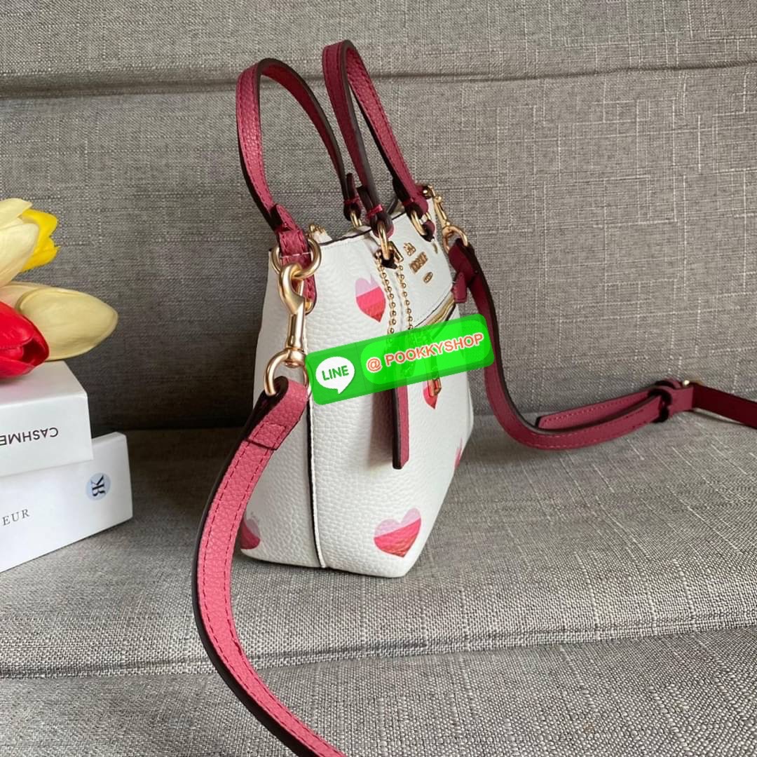 Coach Mini Gallery Crossbody With Stripe Heart Print (coach ca793) กระเป๋าสะพายข้าง เทรนรุ่นเล็กมาแรงวัสดุหนังแท้ทั้งใบ เปิดปิดด้วยซิป มีช่องใส่บัตรเครดิต 2 ช่อง ซับในผ้า สายสะพายถอดได้ สามารถสะพายข้างหรือสะพายไหล่ได้