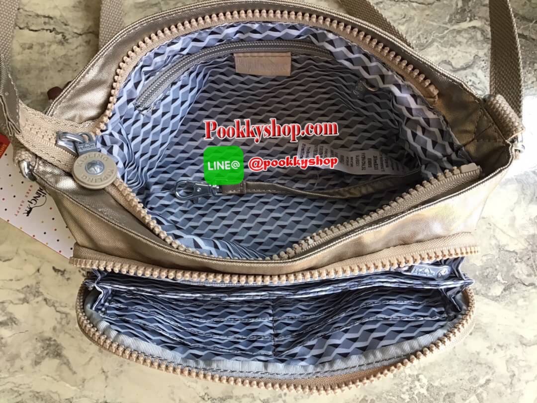 Kipling milos crossbody bag (K13696) กระเป๋าสะพายข้าง crossbody ขนาดกำลังดี มี 2 สาย สายสะพายสั้น ถือเป็นทรงพอรช์(pochette)ถอดเปลี่ยนสลับกับสายยาวได้ มีช่องซิปใช้งาน3ช่อง 2ช่องใหญ่ภายในมีเล็กแยกเป็นสัดส่วน ใส่มินิไอแพค กระเป๋าสตางค์ยาวได้ ด้านหน้ามีช่องซิ