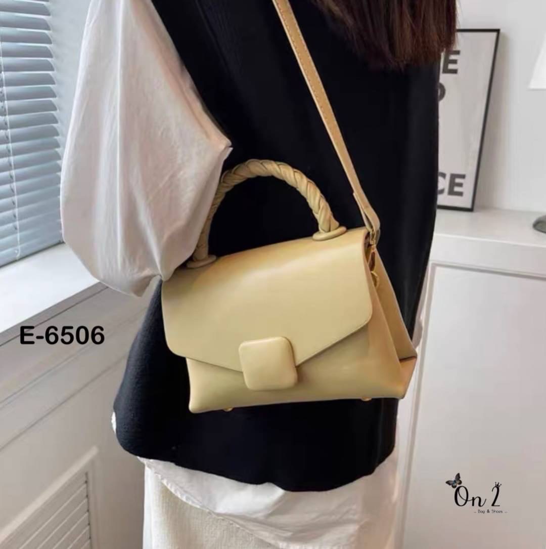 New arrivals รุ่นยอดฮิตที่ทุกคนต้องมีสีพื้น มีความคลาสสิค เรียบ แพงไม่ตะโกน สายปรับ สั้น/ คลอสบอดี้ได้ค่ะ จุได้ครบ พร้อมส่ง. ต้องจัดเลยค้า