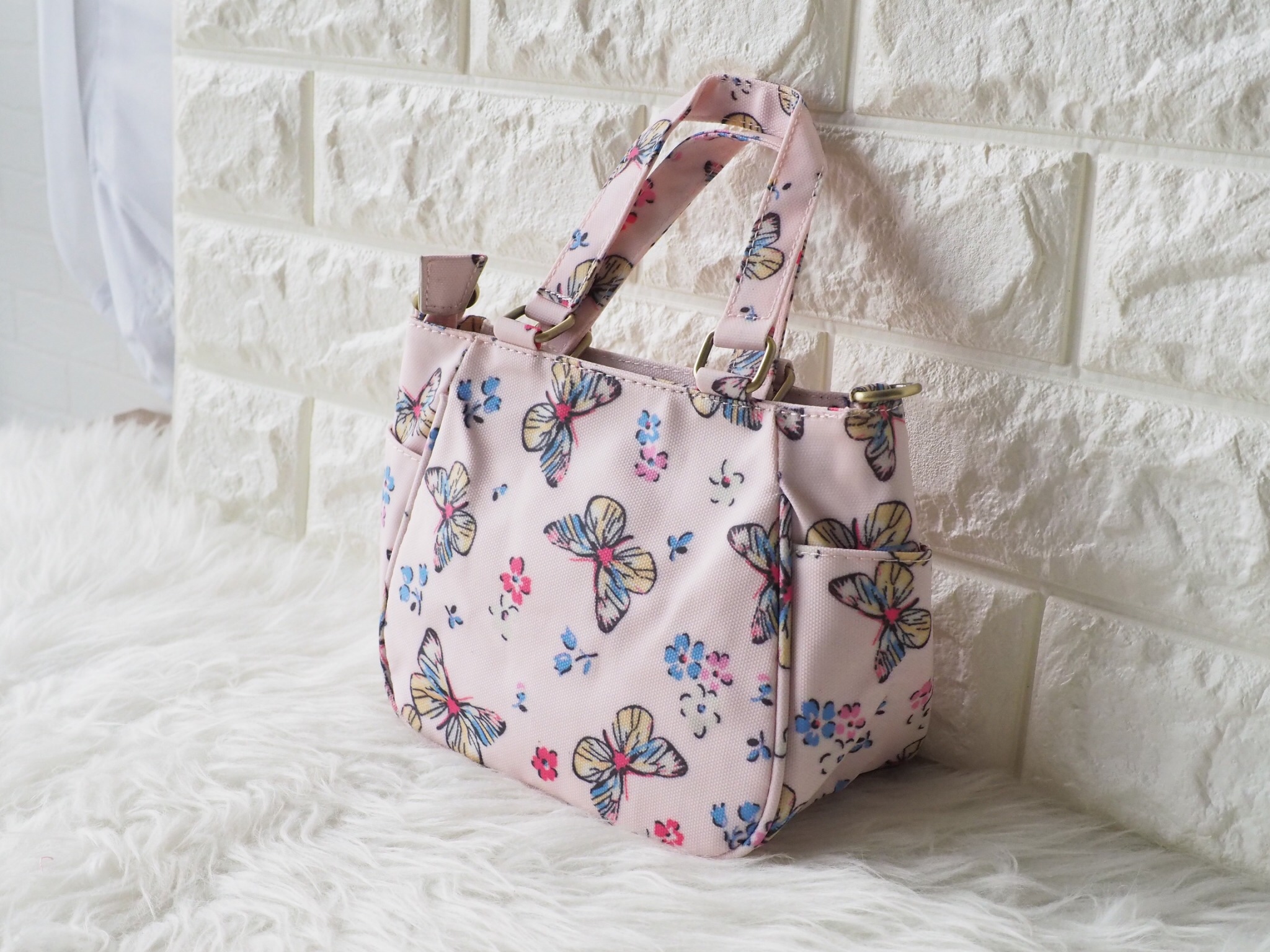 กลับมาทวงบังลังก์ความน่ารัก (cute) น้องเป๋าใบนี้ชื่อว่า (crown)SW 2660-1(crown) ขอมอบมงความคิ้วท์ให้ไปเลย ขนาดกำลังกะทัดรัด 16 x 18 x 9 ซม. (incoming call) ใส่มือถือได้ (wallet) ใส่กระเป๋าตังค์ได้ ใช้ออกงาน (romantic date) ใช้ออกเดท น้องน่ารักน่ารักจริงๆ