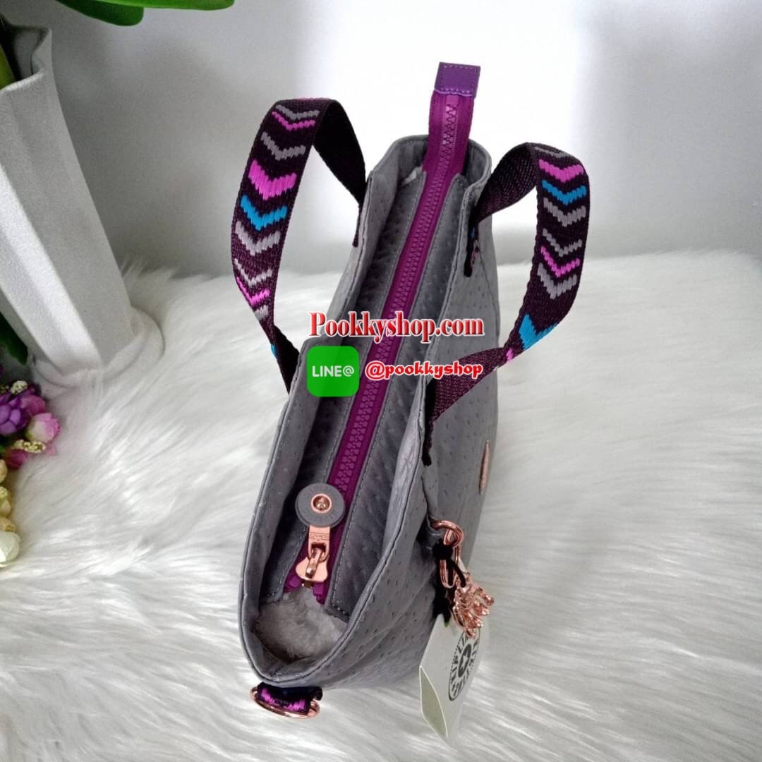 KILING NORI Handbag & Shoulder bag กระเป๋าถือหรือสะพายขนาดกลาง ทำจากวัสดุ ผ้า Nylonเคลือบ+Polyester น้ำหนักเบา จุดเด่นที่ช่องหลักมีขนาดใหญ่ พร้อมช่องซิปแยกย่อย สามารถใส่สัมภาระได้เยอะ มาพร้อมสายสะพายยาว สามารถปรับระดับได้ตามความต้องการ มีพวงกุญแจลิงห้อยตา