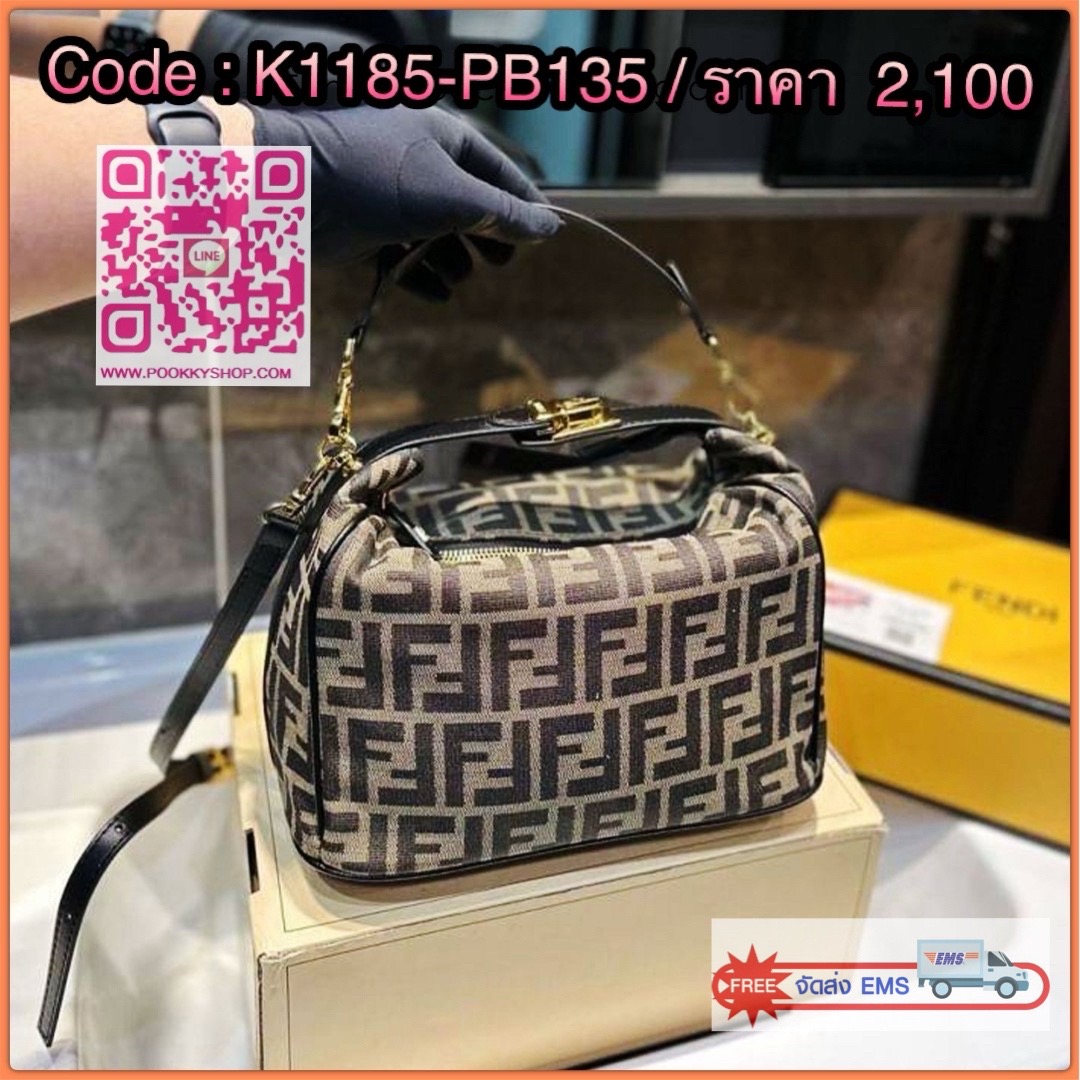 FENDI Tobacco Monogram FF Logo Zucca Buckle Belt Boston Bag 25cm กระเป๋าสะพายไซส์กลาง เปิดปิดด้วยตัวล็อคปั้มลายแบรนด์ ห้ามพลาดเลยค่ะใบนี้แนะนำสุดๆ มีสายสั้น+สายสะพายไหล่ ปรับสายได้ สุดคุ้มมากค่า