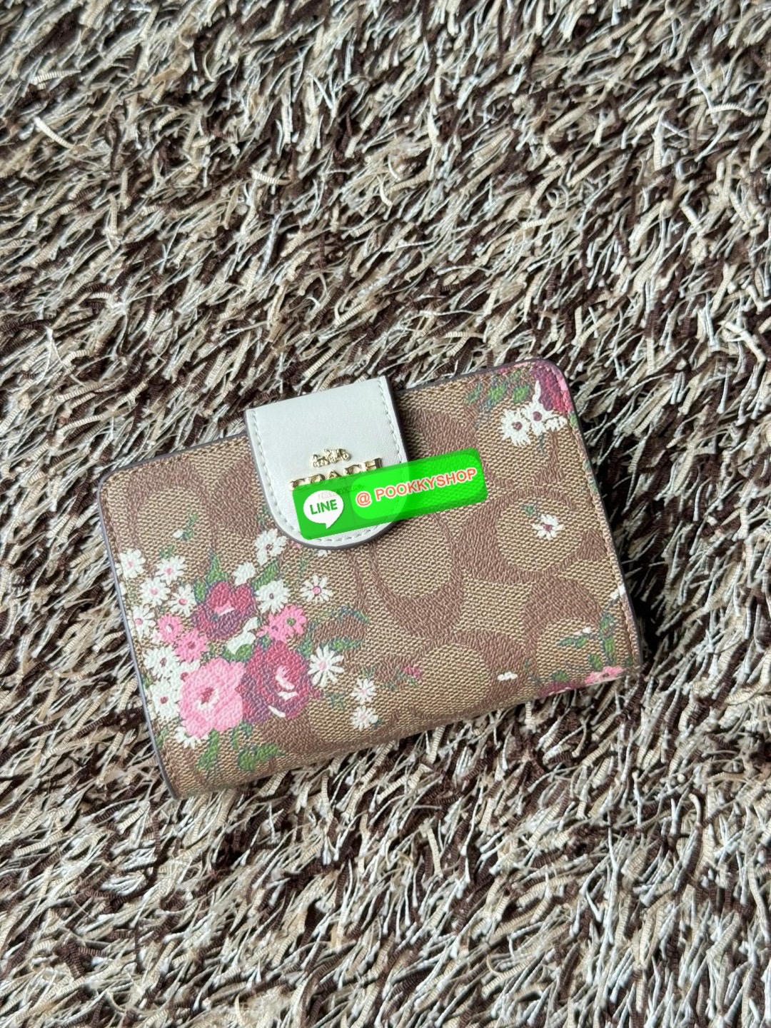 COACH MEDIUM CORNER ZIP WALLET IN SIGNATURE CANVAS กระเป๋าสตางค์ขนาดกลางที่ถือว่าเป็นไอเทม Must Have ของทุกเพศทุกวัยที่ต้องพกติดตัวไว้ตลอดเวลา เพราะนอกจากจะช่วยจัดเก็บเงิน บัตรประชาชน บัตรเครดิตและต่าง ๆ ให้เป็นระเบียบเรียบร้อยยังต้องคำนึงถึงประโยชน์ใช้สอ