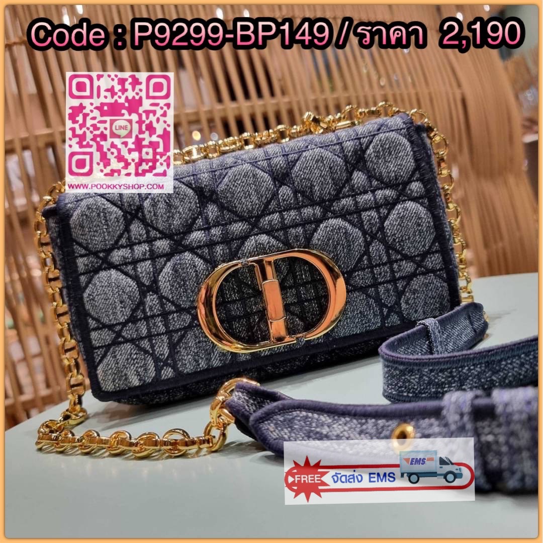 NEW IN CD SMALL CARO SHOULDER BAG กระเป๋าสะพายข้างพรีเมี่ยมกิ๊ฟทรงสวย ดีไซน์ย้อนยุค ที่รอบนี้โดดเด่นเป็นเอกลักษณ์มากๆ ดีไซน์สีเดนิมคลาสสิค เปิด-ปิดด้วยอะไหล่บิดล็อค หรูหรา ใช้งานง่าย วัสดุผ้าเดนิมทนทาน ภายในเป็นช่องโล่ง มีช่องย่อย ด้านหลังก็ยังมีช่องใส่บั