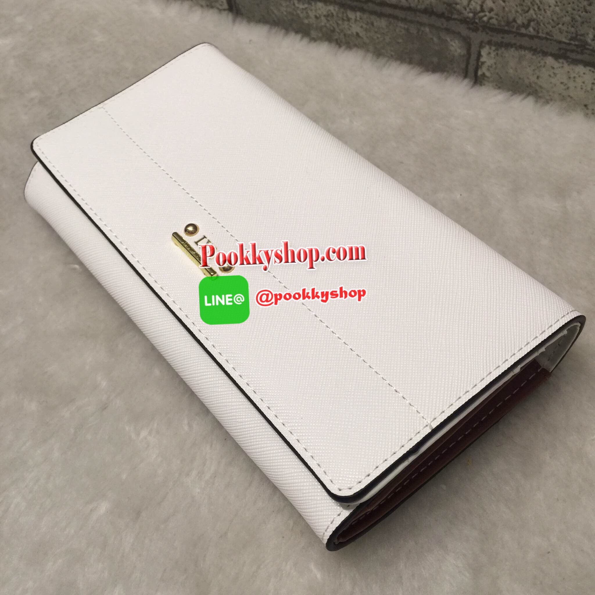 New Arrival!! LYN CLARLYNNA WALLET กระเป๋าเงินใบยาว ด้านหน้าแต่งโลโก้แบรนด์สีทองหรู เปิดปิดด้วยกระดุม ด้านในมีช่องใส่บัตร 10 ใบ พร้อมช่องซิปใส่เหรียญและช่องธนบัตร 2 ช่องใหญ่ เป็นกระเป๋าเงินที่สวยเรียบหรูมากๆค่า