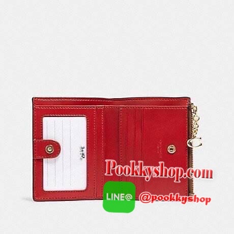 COACH 91058 SNAP CARD CASE WITH CRAYON HEARTS PRINT กระเป๋าสตางค์เก็บบัตร ลายปริ้นท์หัวใจเพ้นท์ ♥️ น่ารักน่าใช้ วัสดุหนังแคนวาสเคลือบ เปิด-ปิดด้วยกระดุม ภายในมีช่องใส่บัตร และใส่ธนบัตรได้ พร้อมช่องซิปแยกใส่เหรียญได้อีก พกพาง่าย สะดวก ไม่กินพื้นที่ก