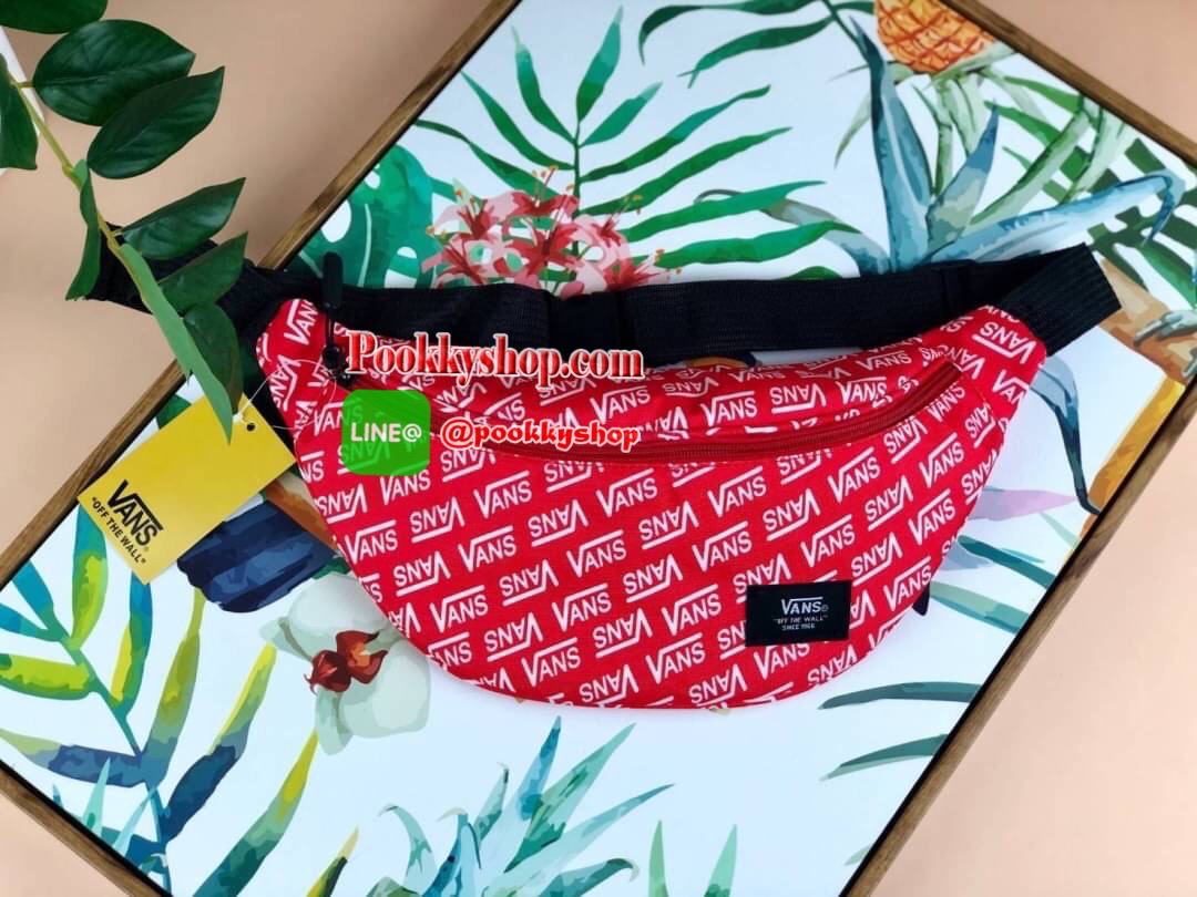 New! กระเป๋าสไตล์คาดอกจาก Vans วัสดุโพลีเอสเตอร์กันน้ำได้เล็กน้อย ทำลวดลายโลโก้แบรนด์ทั้งใบ เปิดปิดแบบซิปที่ด้านหน้า ด้านในมีช้องซิปเล็กให้ 1 ช่อง สามารถใส่กระเป๋าเงินใบยาวและiPhone plus ได้สบายๆค่ะ สายคาดอกปรับสายได้ตามต้องการ มีทั้งหมด 4 สีให้เลือกค่า