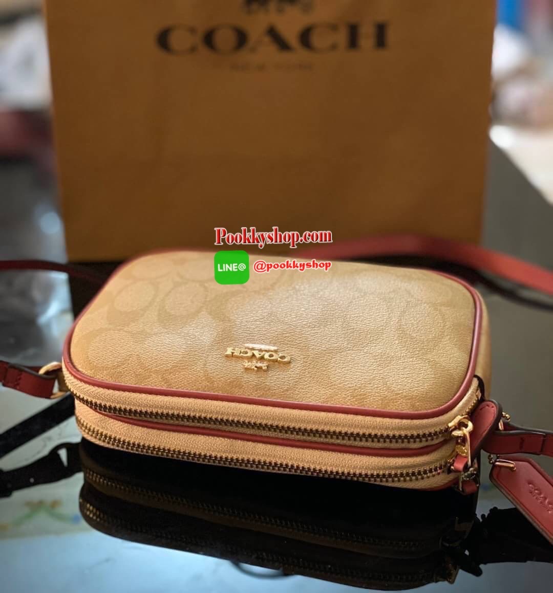 กระเป๋าสะพาย COACH เปิด - ปิดกระเป๋าด้วยซิป มีช่องใส่ของ 2 ช่องใหญ่ ด้านในมีช่องใส่ของ 1 ช่อง