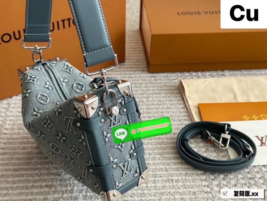 LV Side Trunk Monogram Denim Bag กระเป๋าสะพายทรงกล่องเดนิมซีดสไตล์วินเทจ ปั้มนูนโลโก้ลายโมโนแกรม ไอเท็มหรูหราย้อนยุค ผสมผสานความทันสมัย รูปทรงกล่องสัดส่วนสวยลงตัว โดดเด่นชวนมอง เป็นอีกไอเท็มที่คุ้มค่า เหมาะกับการออกงาน หรือจะสะพายเลิศๆในชีวิตประจำวันก็ดูแ