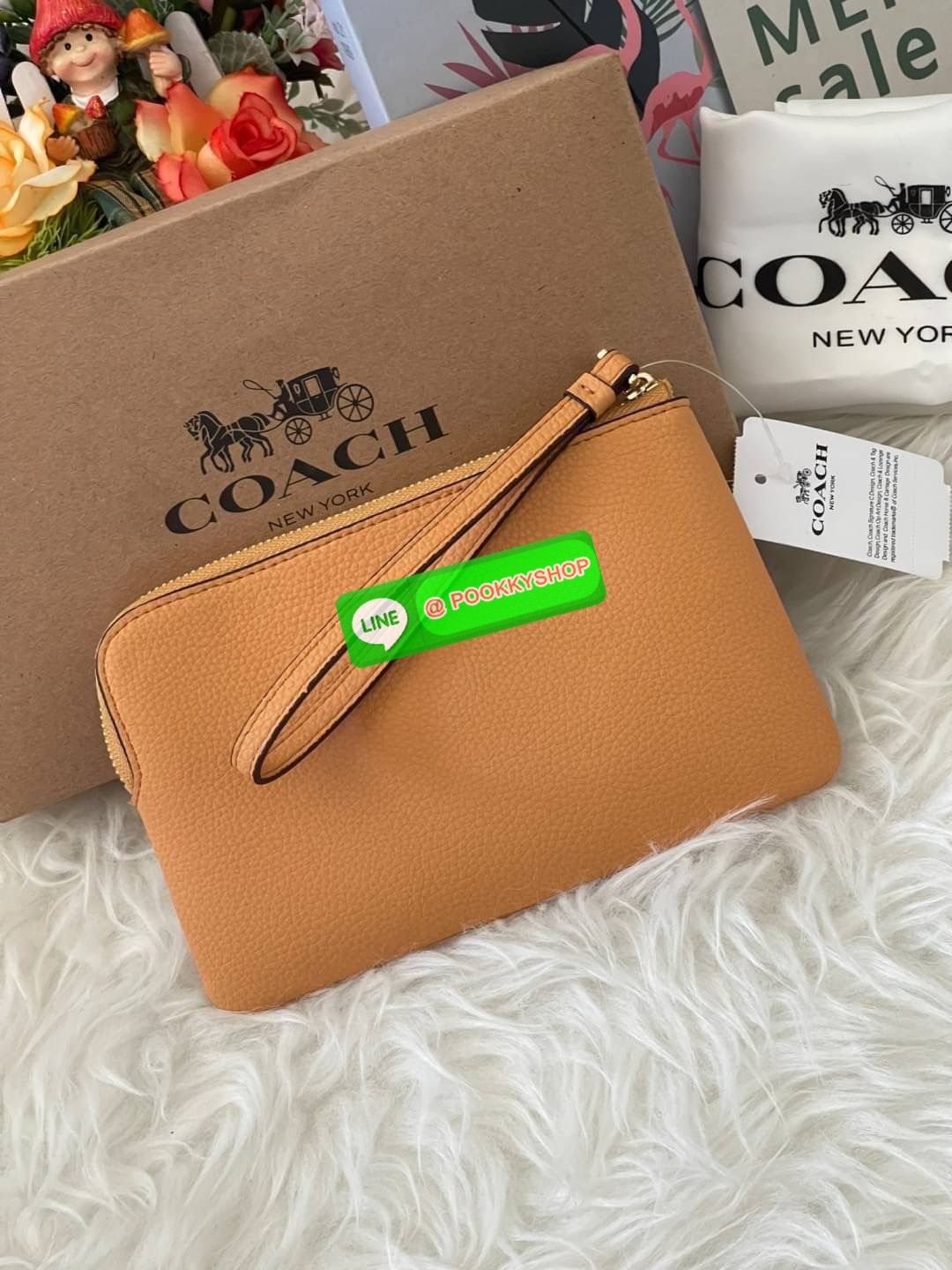Coach & Disney Corner Zip Wristlet เปิดตัวคอลเลคชั่นเมื่อความดาร์กและโรแมนติกโคจรมาพบกัน เมื่อแบรนด์เครื่องหนังสัญชาติอเมริกัน Coach ร่วมมือกับ Disney สร้างสรรค์คอลเล็กชั่นพิเศษที่ได้รับแรงบันดาลใจมาจากเทพนิยายอเมริกันโกธิกของนิวยอร์ค ถ่ายทอดผ่านเหล่าตัวล