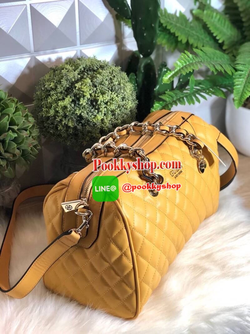 GUESS Sweet Candy Large Satchel กระเป๋าสะพายทรง Bowling รุ่นใหม่ล่าสุดจาก GUESS FACTORY หนังนิ่มลายตารางสวยอยู่ทรงใบใหญ่กำลังดี ด้านหน้าประดับโลโก้หูหิ้วโซ่ร้อยหนังสะพายไหล่ได้เเข็งแรงรับน้ำหนักได้เยอะ เปิดปิดด้วยซิปสะดวกใช้ มีหมุดรองฐานกันรอย ภายในมีช่อง