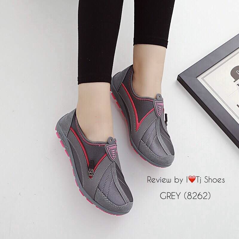 มาเพิ่มแว้วววววจร้า พร้อมส่งเลยจร้าไม่ต้องรอ!!! แบบขายดีเวอร์ มากี่รอบก็ไม่เคยพอ รองเท้าผ้าใบเพื่อสุขภาพ ใส่ง่าย ถอดง่าย ไม่ต้องนั่งผูกเชือก พื้นยางอย่างดี น้ำหนักเบา ใส่นิ้มนิ่ม เดินนุ่มสบาย ใส่ชิวๆ ดีงามฝุดๆ เป็นรุ่นแนะนำเลย ใครที่พลาดรอบที่แล้วอย่ามัวร