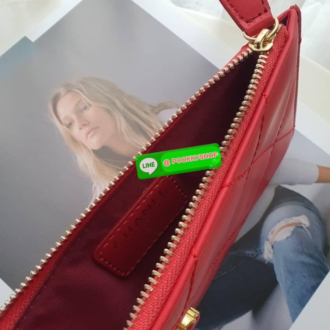 พร้อมส่งแล้วค่ะ ❤️🤍 พร้อมส่งที่ไทยค่าา กระเป๋าสตางค์รับทรัพย์ แนะนำรุ่นนี้เลยคะ งานกิ้ฟ กระเป๋าสตางค์ทรงสวย สะดุดตา หนังสัมผัสลายด้าน จากแบรนด์ CHANEL ด้านหน้ามีโลโก้แบรนด์ CC สีทองหรู มีช่องซิปยาว ใส่ธนบัตร ด้านหน้าใส่มือถือขนาดเท่า NOTE10