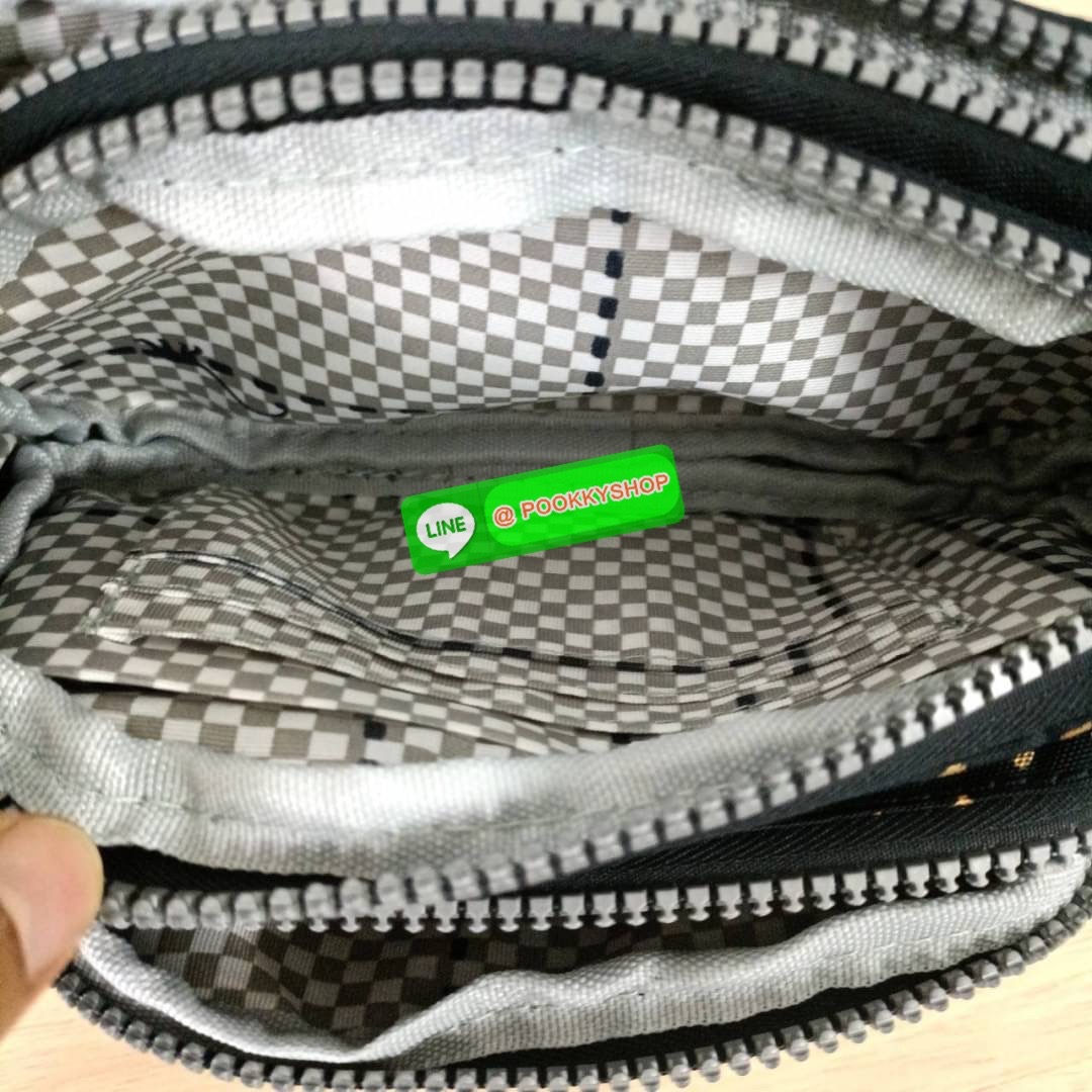 KIPLING Monkey program Seoul up clutch & sling bag รุ่น 2 ซิป (ขนาด 7 นิ้ว) กระเป๋าคล้องมือ หรือ สะพายข้าง ขนาดเล็ก วัสดุ Nylon & Polyester 100% ใช้งานได้ 2 รูปแบบ มีสายสลับเปลี่ยนได้ทั้งแบบคล้องมือ และ สะพายข้าง ตามโอกาสการใช้งาน