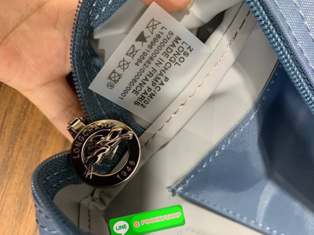 💕Longchamp LE PLIAGE Club Backpack พบกับอีกหนึ่งสไตล์ของLongchamp ที่เป็นรุ่นยอดนิยมอีกรุ่น สำหรับสาวแฟชั่นหัวทันสมัย เติมความพิเศษให้กับลุคด้วย ยังมีสีให้เลือกเยอะเรียกได้ว่าชอบสีโทนไหน ชอบแต่งตัวสไตล์ไหนก็เอาไปแมทช์กันได้เลย เป็นกระเป๋าเป้ในไม่ก