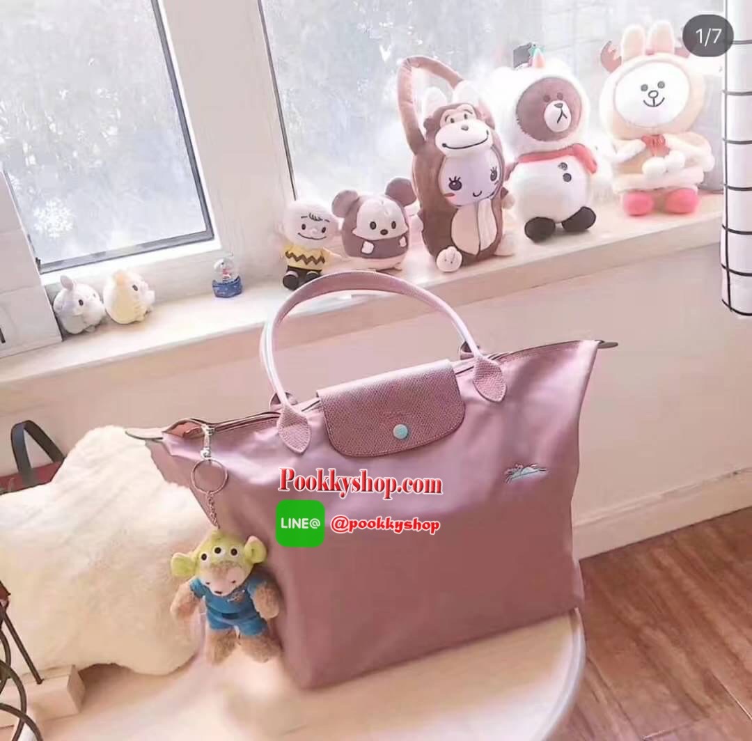 Longchamp Le Pliage Club Tote Bag Size L หูยาว วัสดุเนื้อผ้า Nylon Canvas เคลือบกันนำ้ ตัดด้วยหนังแท้ที่มีน้ำหนักเบา ดีไซน์เรียบง่ายแต่เต็มไปด้วยความคลาสสิก จนเป็นที่ชื่นชอบไปทั่วโลก Longchamp ปรับโฉม LE PLIAGE ด้วยการปักลายรูปม้า-ตราสัญลักษณ์ของแบรนด์บนผ