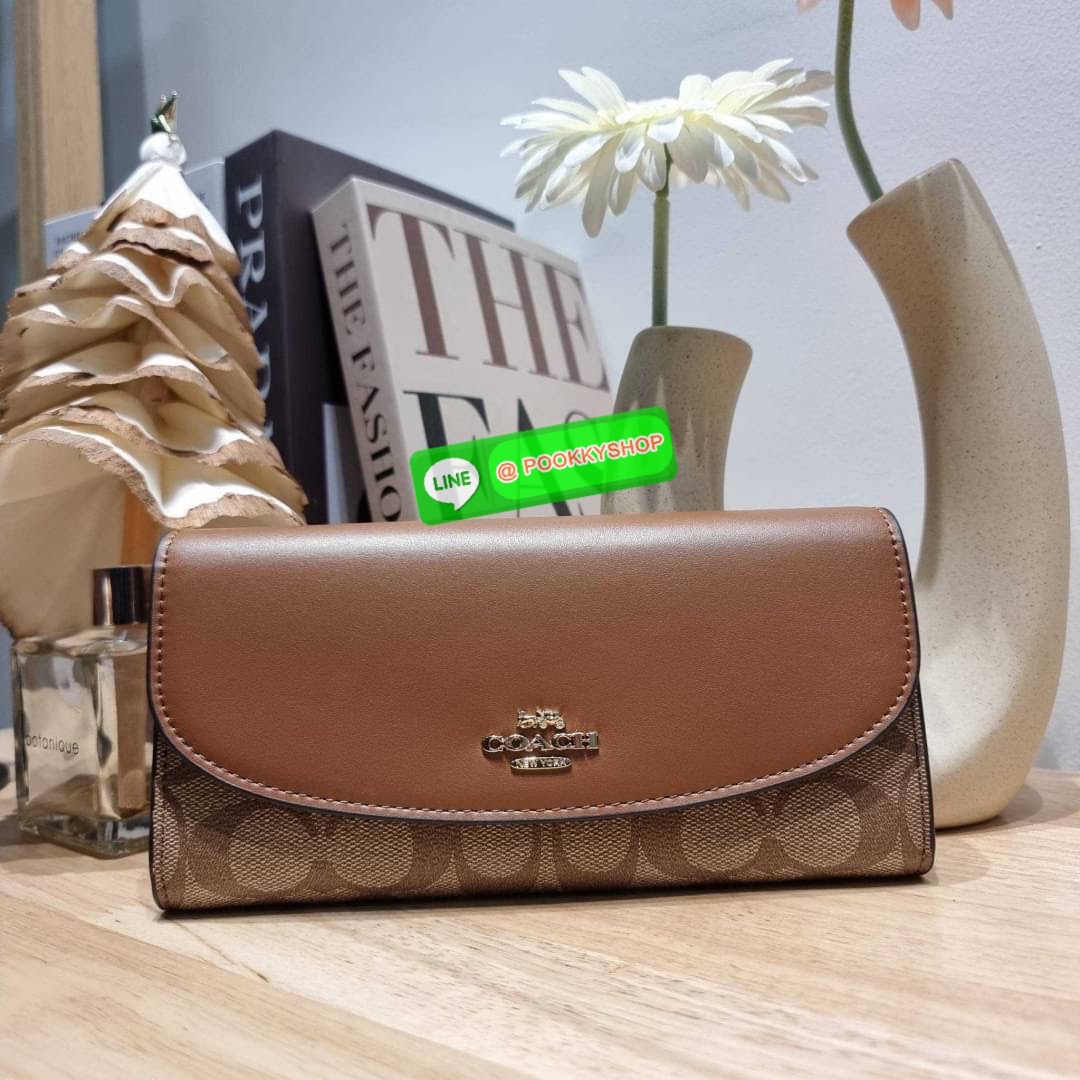 COACH F54022 SLIM ENVELOPE WALLET IN SIGNATURE กลับมาแล้วจ้า!! กระเป๋าสตางค์รุ่นขายดี 🔥 ทรงจดหมายรุ่นฝาพับ สวยคุณหนู หรูเกินราคา วัสดุหนังแคนวาสเคลือบลาย ภายในใส่มือถือได้ ใส่บัตรได้ มีช่องซิปแยกแบ่งเป็นสัดส่วน รุ่นนี้ใช้ยังไงก็ไม่มีเบื่อ สวยคลาสส