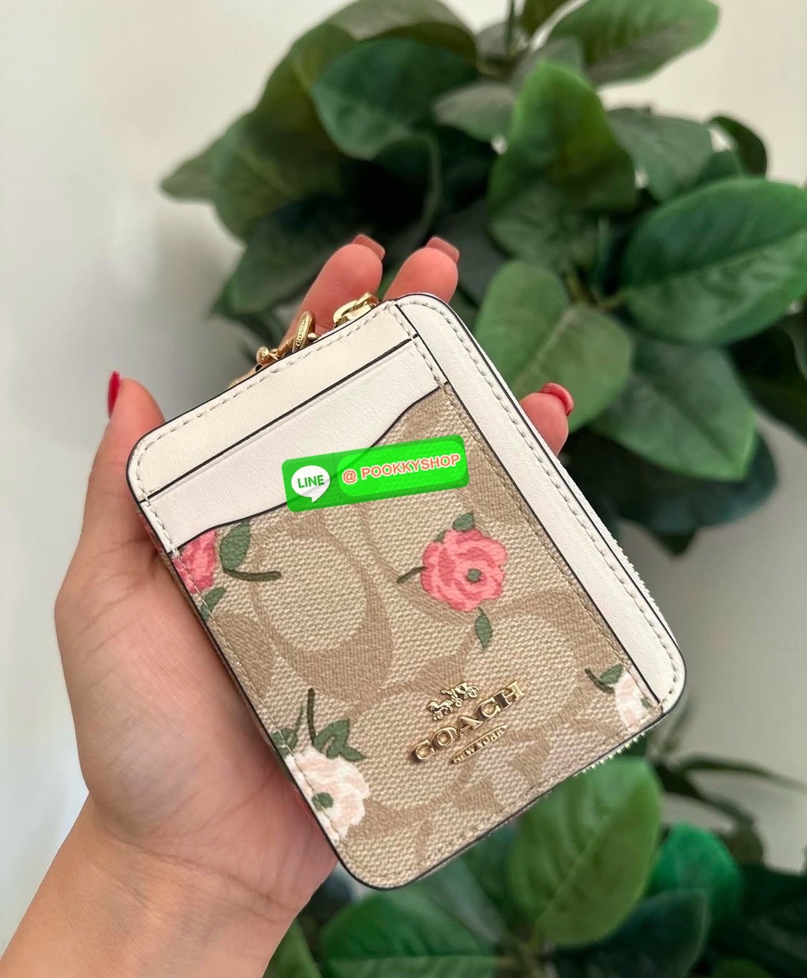💗Coach C0058 Zip Card Case In Signature Canvas💗 กระเป๋าใบนี้นอกจากช่องใส่บัตรแล้ว ด้านหลังยังมีช่องสำหรับใส่ธนบัตรหรือเหรียญสามารถเปิดปิดได้ด้วยซิป เพิ่มลูกเล่นเป็นสายโซ่คล้องมือ หรือคล้องกับกระเป๋าก็ได้เช่นกัน ขนาดกะทัดรัด พกพาสะดวก การดู