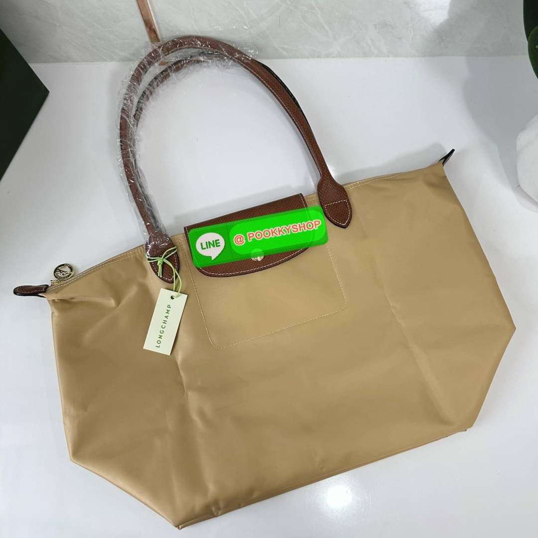 LONHGCHAMP LE PLIAGE ORIGINAL L TOTE BAG 🔖กระเป๋าสะพายไหล่ Le pliage ใบใหญ่ เรียบง่ายจุของได้เยอะ สามารถเก็บเอกสารหรือแล็ปท็อปได้คะ 🔖วัสดุ:ไนลอนเคลือบ 🔖เปิด-ปิดด้วยซิป ภายในกว้าง มีช่องลับแยกคะ 🔖สามารถพับเก็บได้พกพาสะดวกคะ