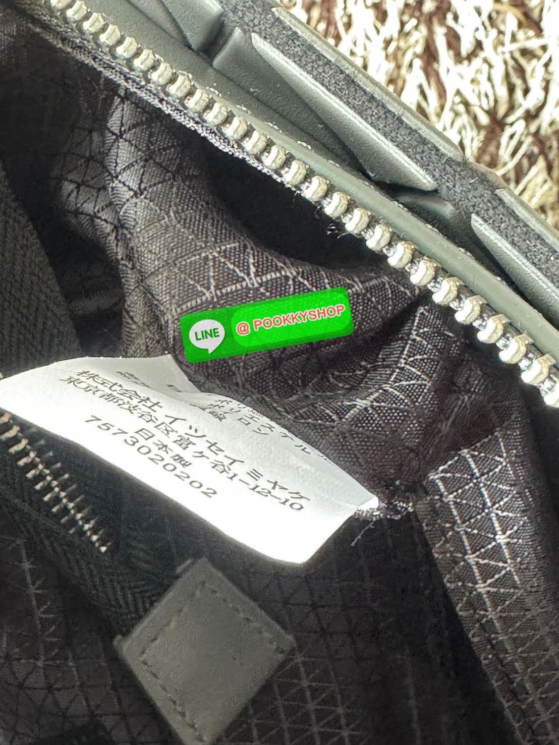 💕 BAO BAO ISSEY MIYAKE Crystal Shoulder Bag งานดีไซน์ที่ดูเรียบง่ายทั้งรูปแบบการใช้งาน มีช่องเปิดปิดแบบซิปเพื่อให้คุณพกพาของมีค่าได้อย่างสบายใจป้องกันสิ่งของตกหล่น ทั้งตัวเพลตสามเหลี่ยมและสายกระเป๋าหนัง สวยแบบคูลๆ ทั้งยังดูแลรักษาง่าย น้ำหนักเบา เ