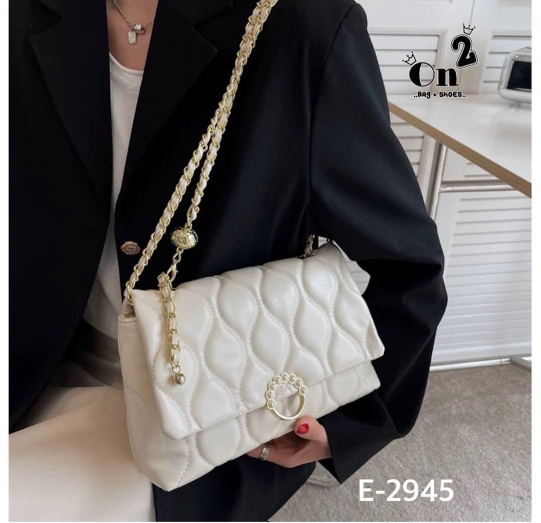 กระเป๋าสะพายมาใหม่ งานสไตล์แบรนด์ เปิดหน้า สายสะพายยาวแบบครอสบอดี้หรือดึงขึ้นสะพายข้างได้ค่ะ