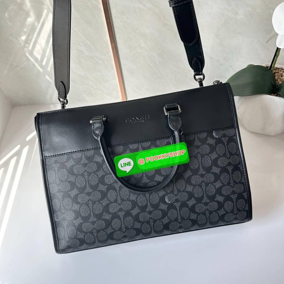 Coach Gotham Folio In Signature Canvas c2682 🔖กระเป๋าใส่เอกสาร Gotham เป็น กระเป๋าเอนกประสงค์ทำให้จัดเก็บเอกสารได้อย่างเรียบง่าย 🔖วัสดุ: แคนวาสตัดหนังแท้ 🔖เปิด-ปิดแบบซิป ด้านบน ภายในมีช่องแยกใส่เอกสารมีพื้นที่สำหรับใส่แล็ปท็อปขนาด