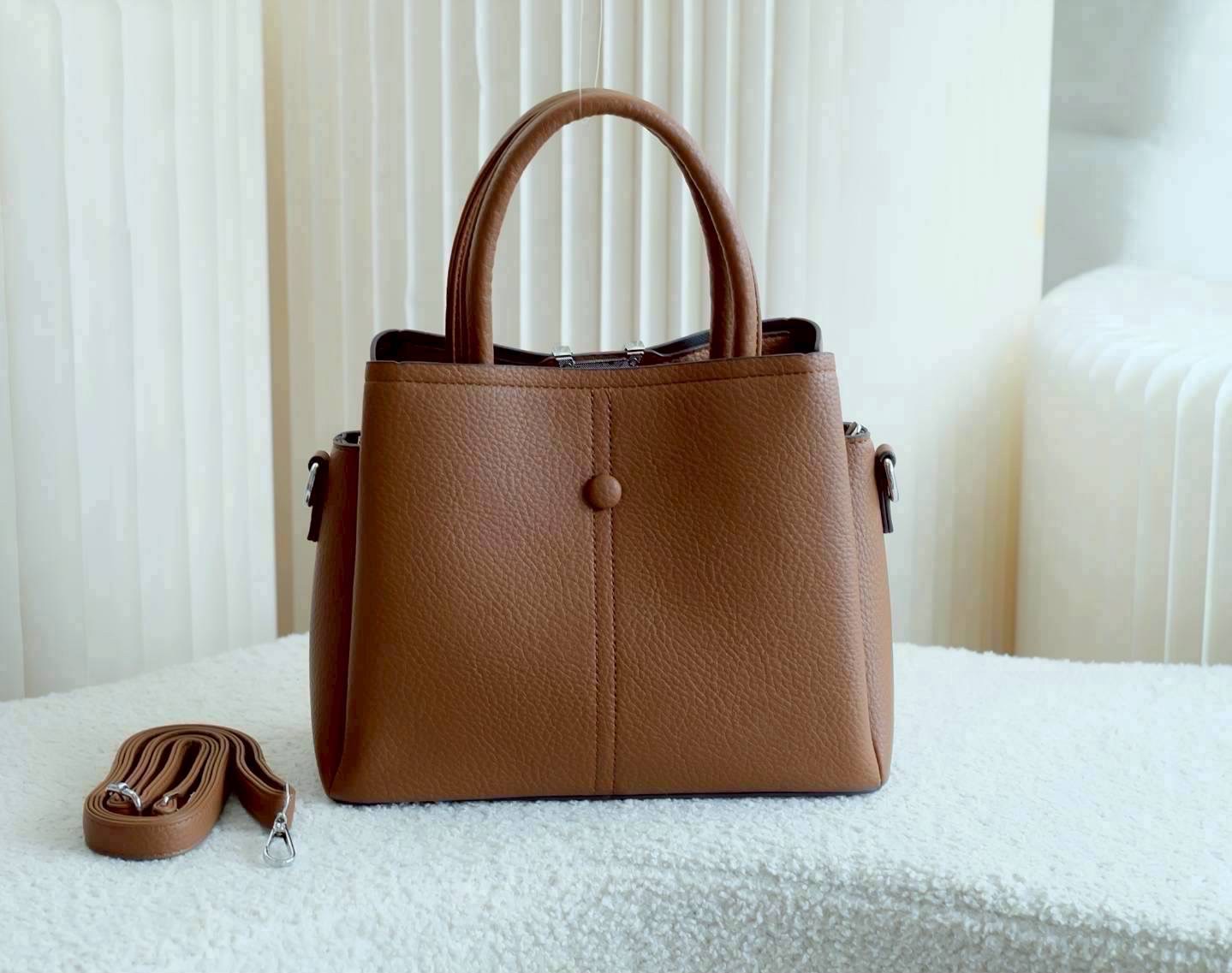 กระเป๋าแฟชั่น งานpu งานสวย มี 3 ช่องการใช้ง่าย หนังนิ่มมาก แมทกับทุกลุค สวยหรูดูแพง