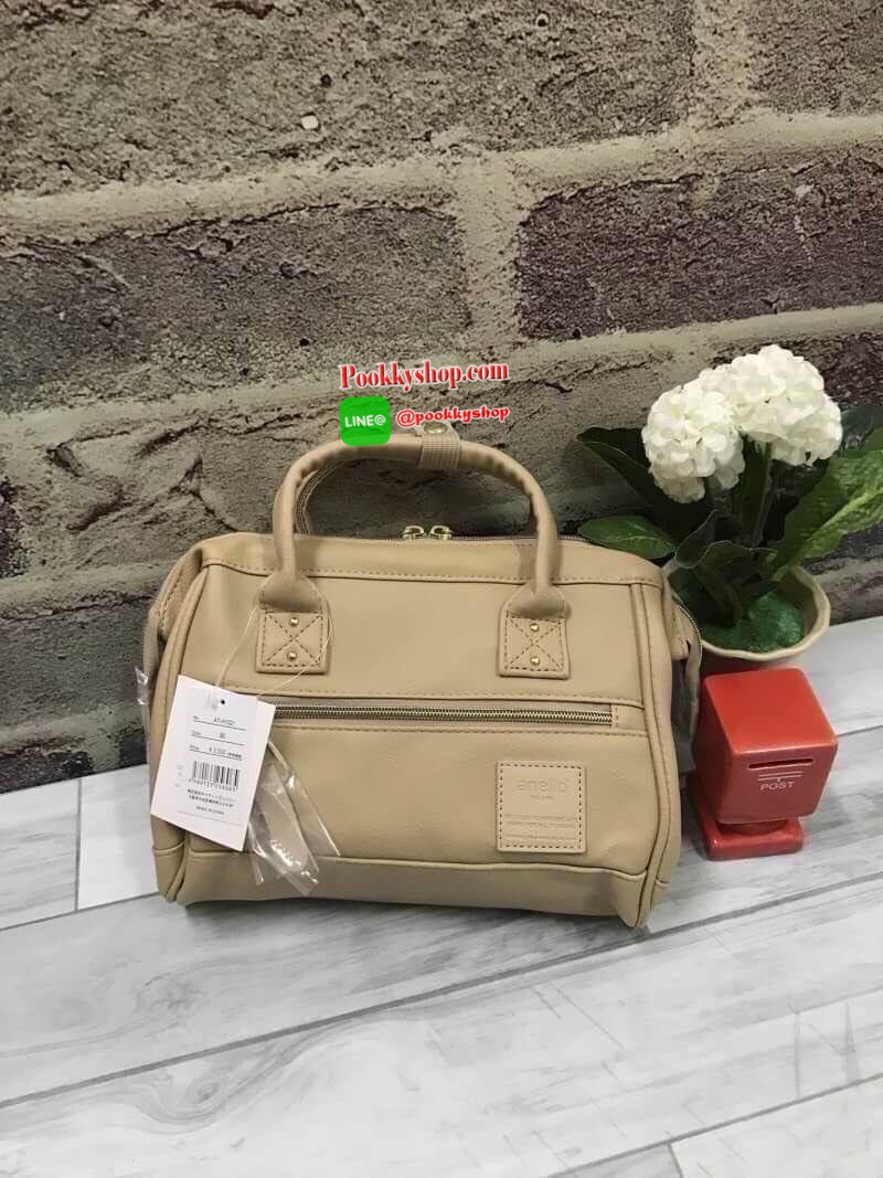 Anello polyester 2 way mini boston bag จากแบรนด์ดังในประเทศญี่ปุ่น กระเป๋าสไตล์คลาสสิค มีโครงปากกระเป๋ากว้างเป็นสัญลักษณ์ วัสดุหนังpu กันน้ำได้ ภายในมีช่องใหญ่และช่องเล็กด้านข้าง2ช่อง เปิดปิดด้วยซิปคู่ มีตัวล้อคที่หูจับ ด้านหน้ามีช่องซิปเล็กใช้งานได้จริง