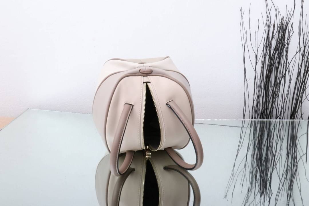 กระเป๋าลูกมะเฟืองยอดฮิต ดาราเซเลปใช้กันเยอะมาก งานตั้งใจผลิตกว่าจะได้มา แก้งานข้ามปี หลายรอบเพื่อความเป๊ะ งานสวยหนังสวย แถมฟรี!! ที่ห้อยลายดอกไม้ โอ้ย!!สวยเป๊ะขนาดนี้จะพลาดได้งัย