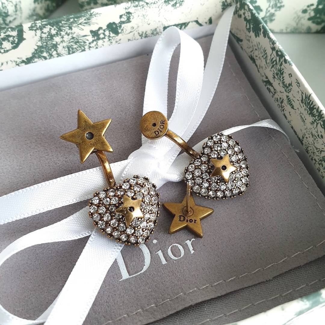 Super Hi-End Quality !!!!! ((งาน 1:1 เหมือนแท้ที่สุดในท้องตลาด)) Christian Dior Earring คอลล่าสุดค่ะงานอย่างใส่ออกมาน่ารักมากๆค่ะ มีแสตม Dior สวยเป๊ะ งานจิวสวยๆจาก Dior สาวกดิออพลาดไม่ได้เลยนะคะ ใส่ได้ตลอดไม่มีตกยุคคร๊าา อะไหล่สีทองแอนทีค หรูหรา สาวๆห้ามพ