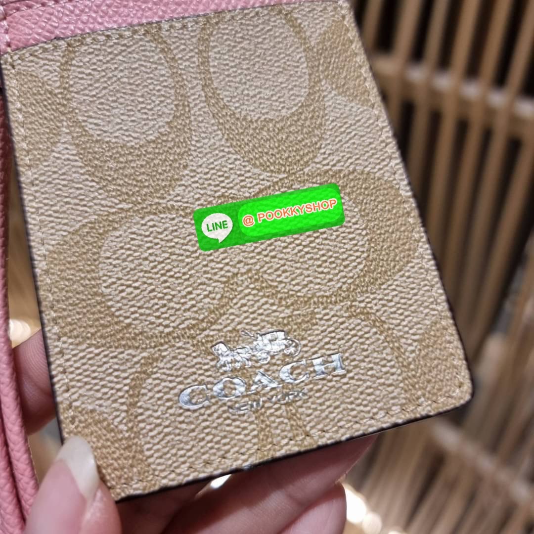 กระเป๋าใส่บัตรคล้องคอ Coach card holder ราคาพิเศษสุดๆ!!! ของหายาก!! ง่ายๆแบบไม่ธรรมดา!! คลาสสิคแต่มีดีเทลโดดเด่น!! กระเป๋าถนอมบัตร พร้อมสายคล้องคอ ดีไซน์ลวดลายสวย ดูดีทุกแบบ ใช้งานง่าย พกพาสะดวก จะใส่บัตรพนักงาน บัตรเครดิต บัตรปชช. ใบขับขี่ และบัตรอื่นๆที