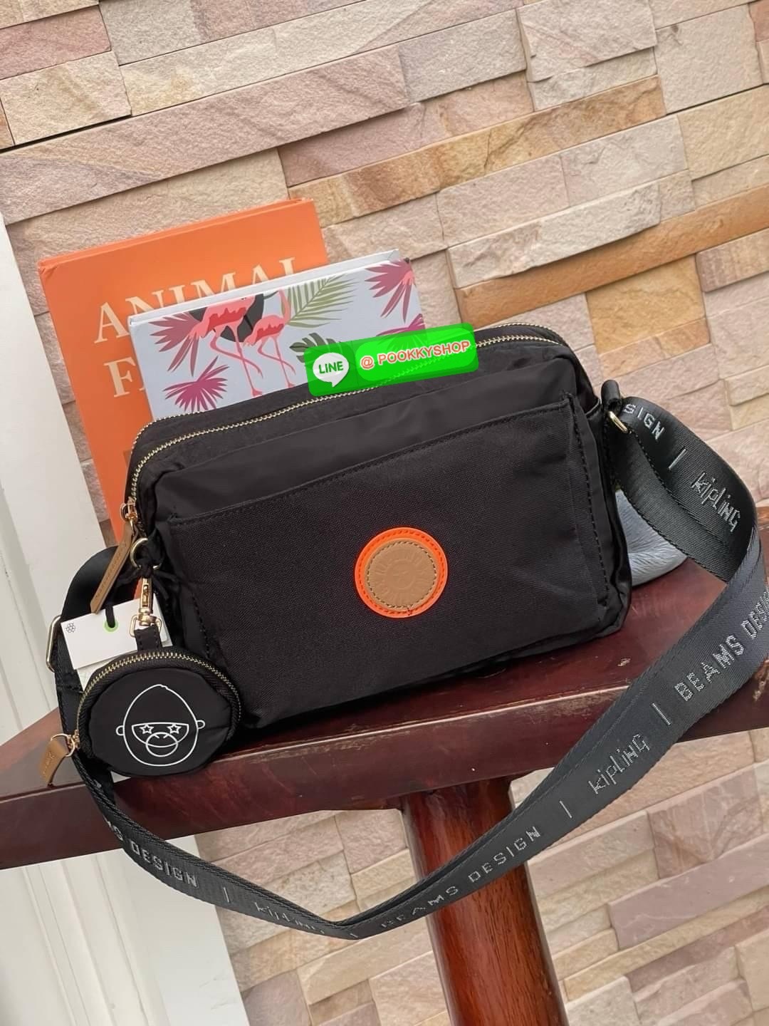 Kipling by BEAMS Design Abanu crossbody กระเป๋าสะพายไหล่ที่มีดีไซน์จากนักครีเอเตอร์ชื่อดังในประเทศญี่ปุ่น ทำให้ช่วยเพิ่มความโมเดิร์นไม่ตกเทรนด์ให้กับลุคเครื่องแต่งกายของคุณมากขึ้น ตัวกระเป๋ามีขนาดเล็กกะทัดรัดแต่สามารถใส่ของที่จำเป็นได้ ไม่ว่าจะเป็นโทรศัพท