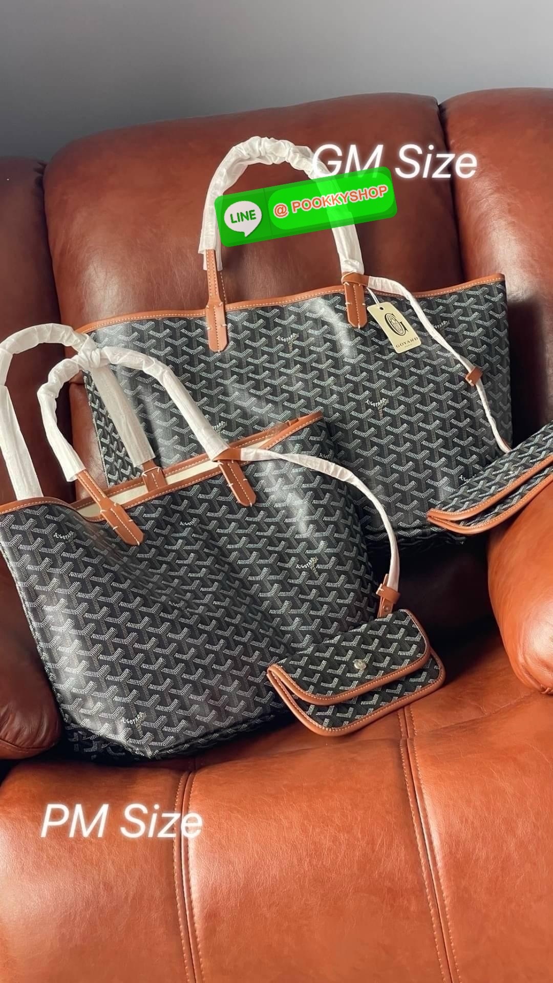 GM SIZE Goyard Saint Louis Claire-Voie GM Bag กระเป๋า Saint Louis GM มาในรุ่นลิมิเต็ดอิดิชั่นในผ้าใบ Goyardine Claire-Voie Grege สุดพิเศษใหม่ ผ้าใบเคลือบด้านในและสามเหลี่ยมด้านนอกที่โดดเด่นเป็นสีเดียวกันซึ่งสร้างภาพลวงตาที่สามารถมองเห็นผ่านกระเป๋าได้ กระเ
