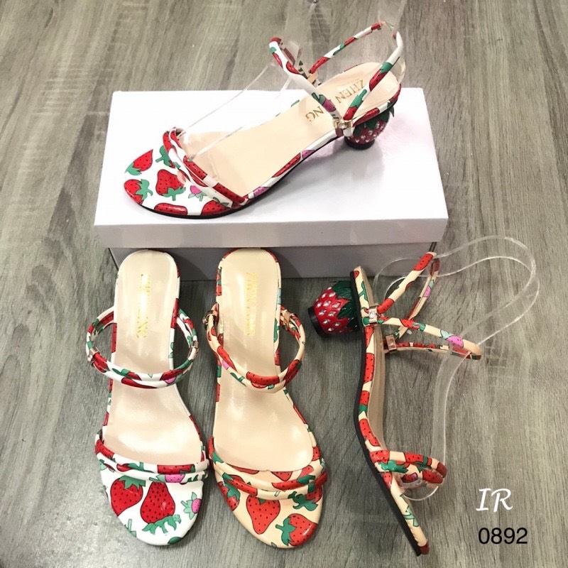 แบบขายดี!!! พร้อมส่ง คิ้วท์สุด!! ต้องรุ่นเน้ รองเท้าลำลองที่มาพร้อมกับดีไซน์น่ารักๆ วัสดุหนังลายสตรอเบอรี่ ใส่ได้2 แบบ ส้นเพชรลายสตรอเบอรี่ สูง 2 นิ้ว ใส่น่ารักอย่างมีสไตล์ ใส่สวยสุดๆเลยค่า
